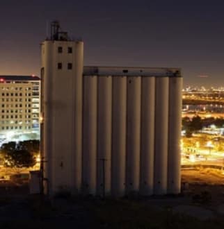 Los silos del Molino Hayden sobre las luces de Tempe de noche