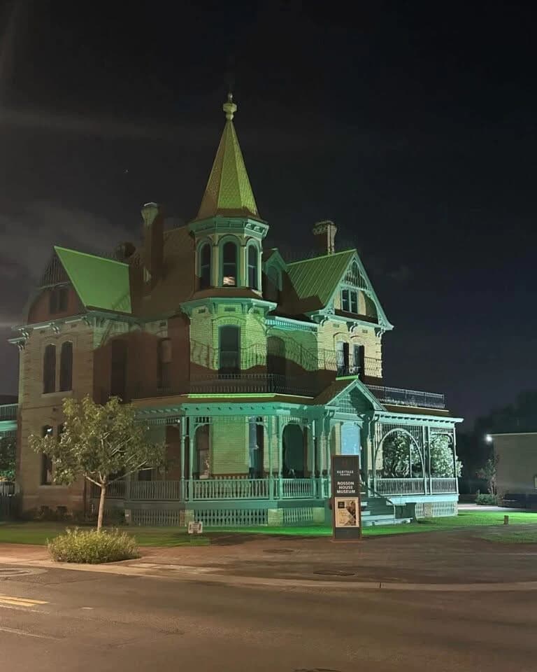 La Casa Rosson iluminada de noche en Phoenix