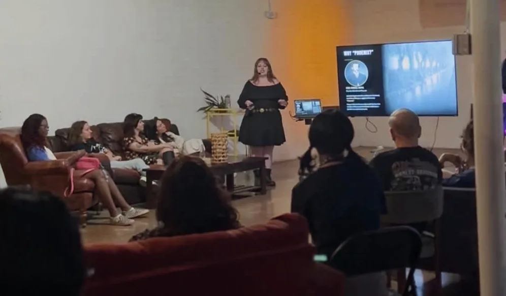 Público en la charla de café Haunted Historic Phoenix