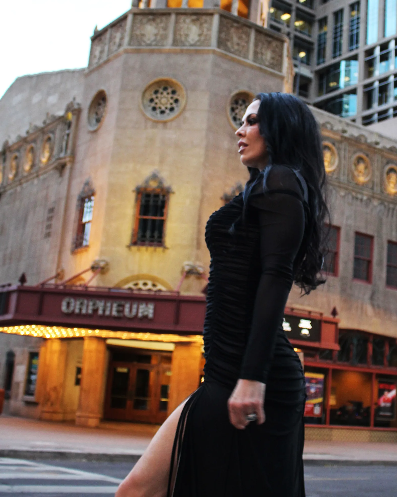 Nadine Economos, fundadora de Get Ghosted Phoenix, frente al Teatro Orpheum en Phoenix