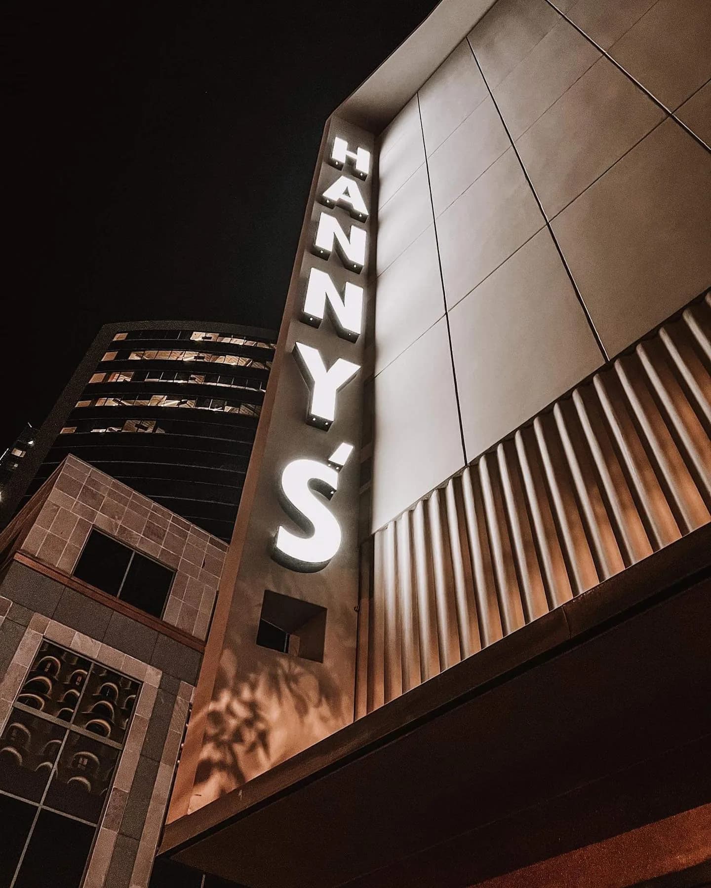 Edificio Hanny's, centro de Phoenix, de noche