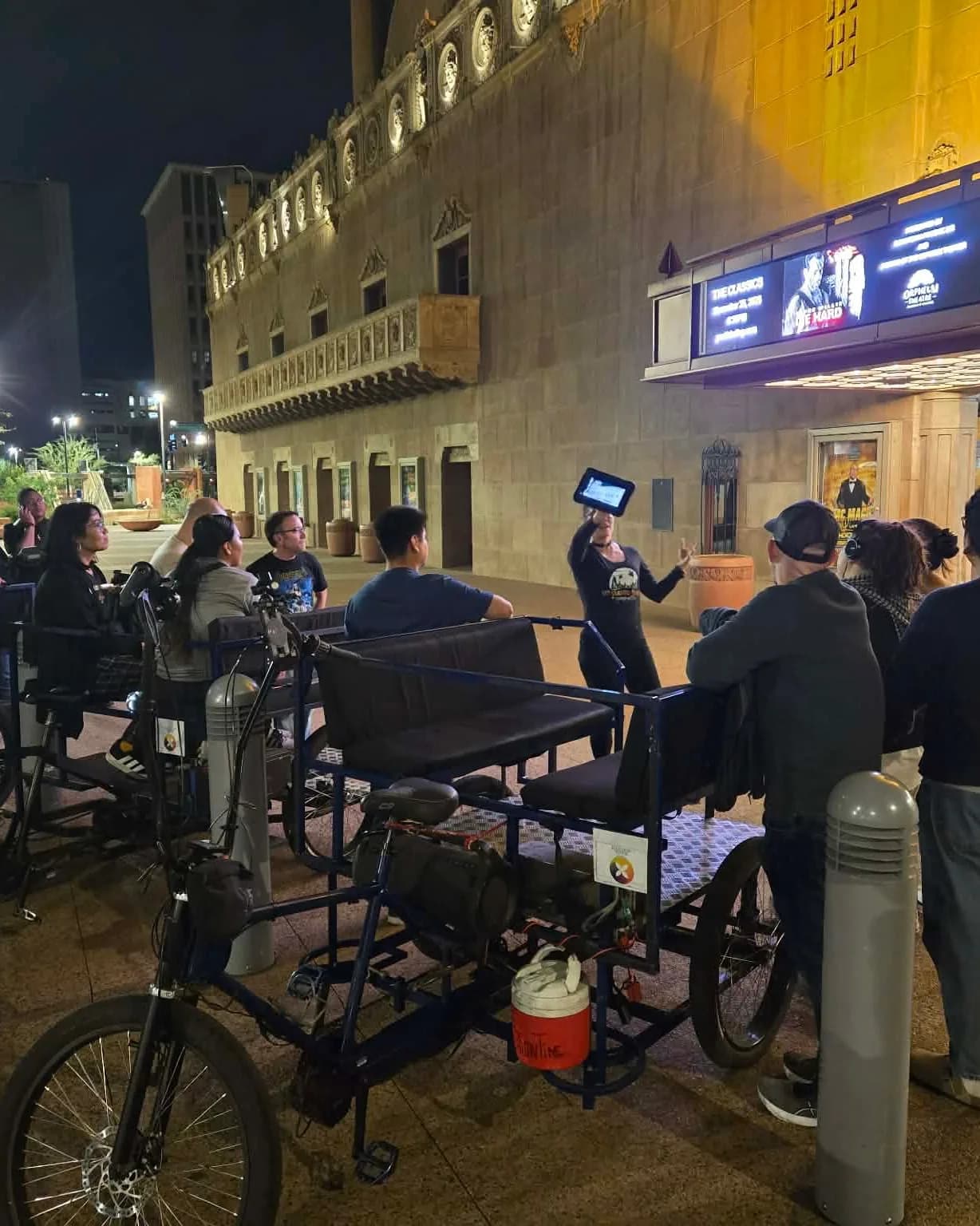 Grupo en pedicab en un tour de Get Ghosted Phoenix por el centro