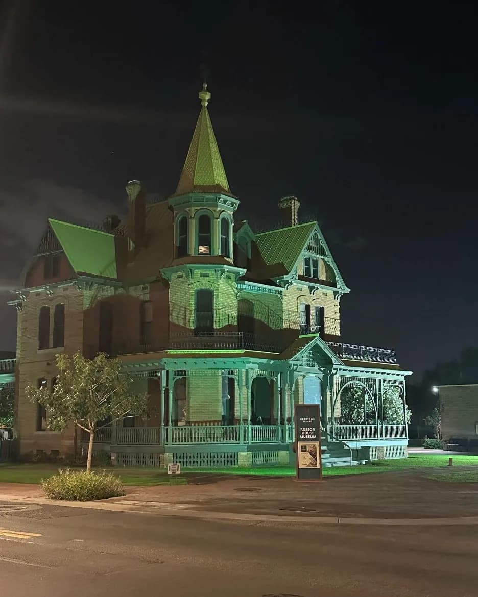 Casa Rosson en Heritage Square, Phoenix, de noche