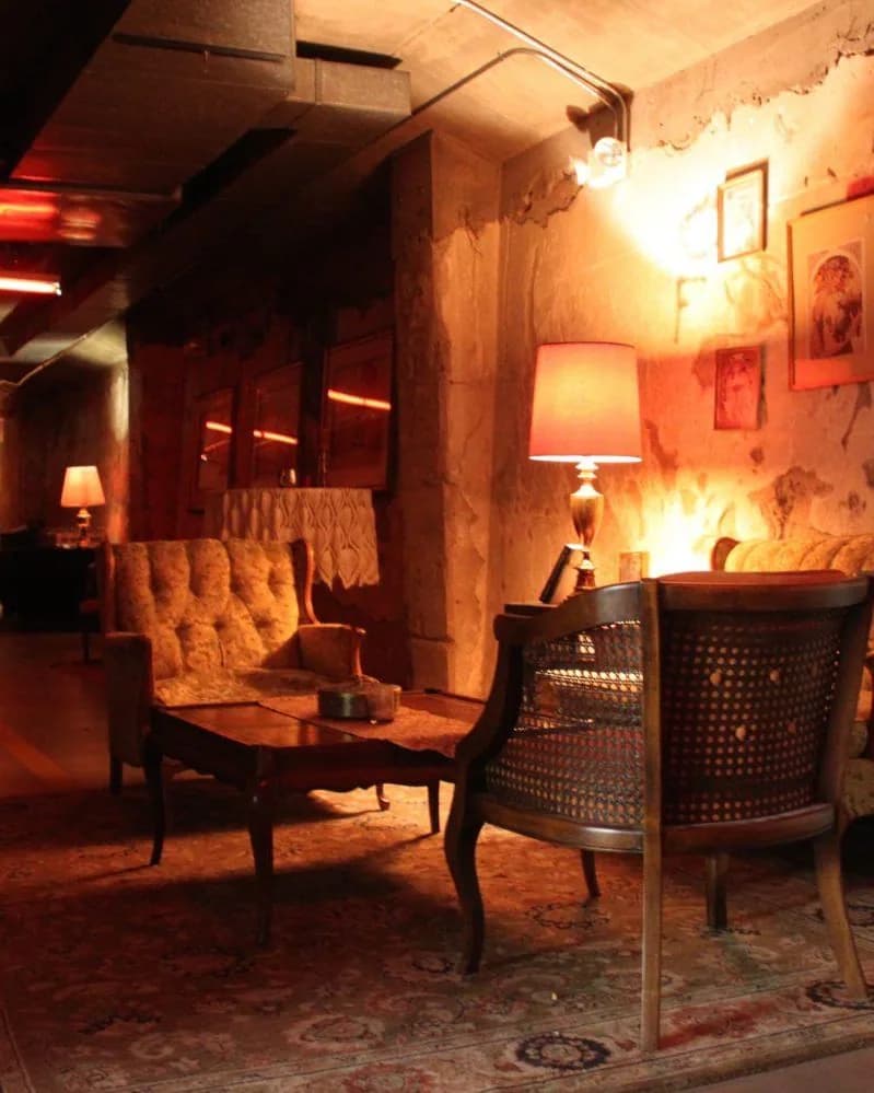 Interior del speakeasy bajo el centro de Phoenix