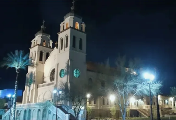 Basílica de St. Mary, centro de Phoenix, de noche