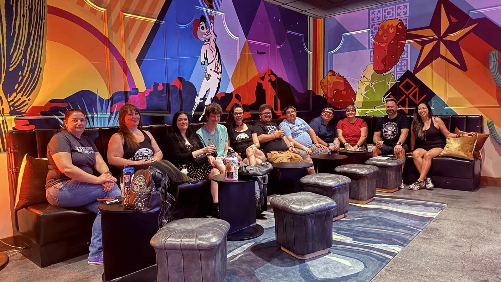 Participantes de Monsters, Mobsters & Mayhem en una sala colorida