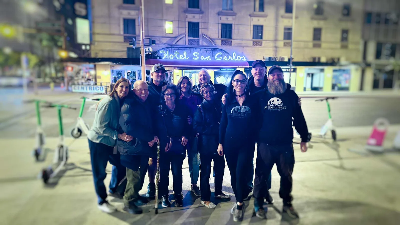 El grupo de Screamix frente al Hotel San Carlos de noche