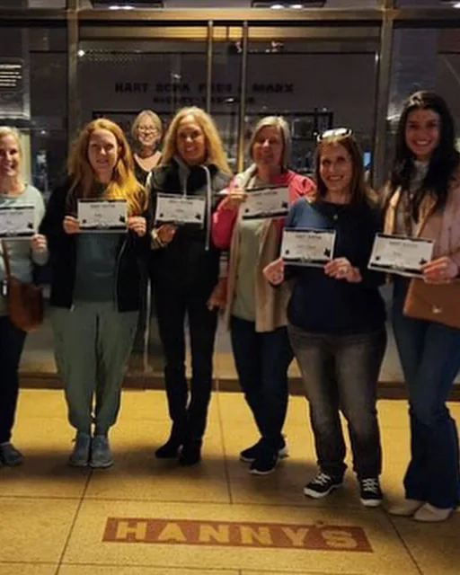 Huéspedes de Get Ghosted Phoenix con sus certificados en Hanny's al terminar el tour